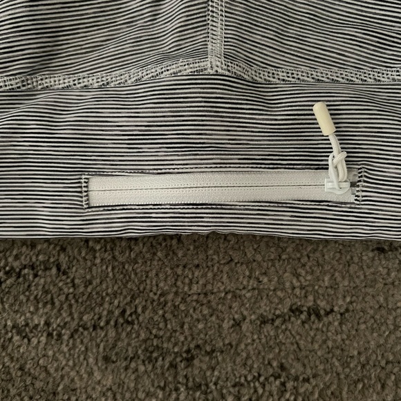 Lululemon crop leggings women’s size 8 gray - Picture 4 of 8